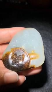 新疆和田玉籽料(义薄云天)独籽 天然原皮巧雕 63.6g