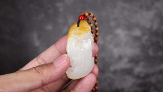 什么是和田玉洒金皮?这种天然光晕为何只出现在顶级籽料上✨