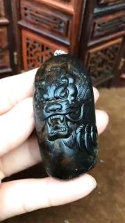 新疆和田玉籽料 苏州大师作品,原生态独籽雕刻,万年聚黑皮,毛孔清晰